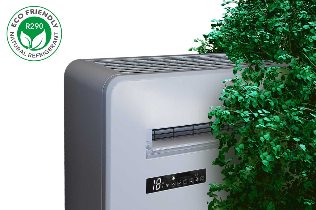 Monoblock warmtepomp met groene struik eromheen