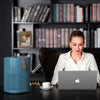 Dame aan bureau met AirExchange 150‑T, fluisterstille luchtreiniger, voor schone lucht en betere slaap, blauw