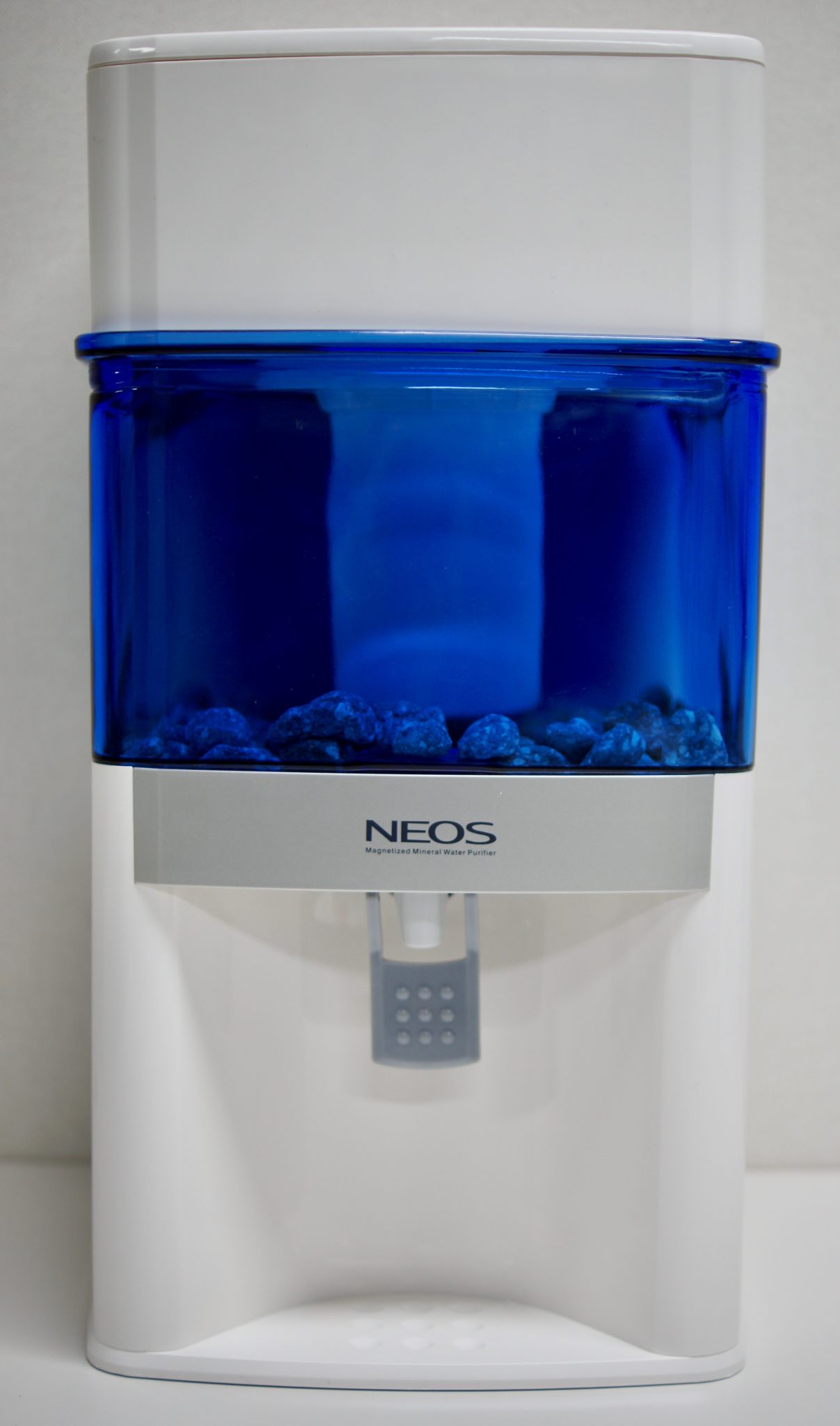 Aqualine Neos waterfilter voor op het aanrecht, met keramisch filter, meerstappenfilter en kraantje om het gefilterde water te tappen.z